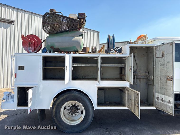 image for item EU7413 2002 International 4700 utility / service truck