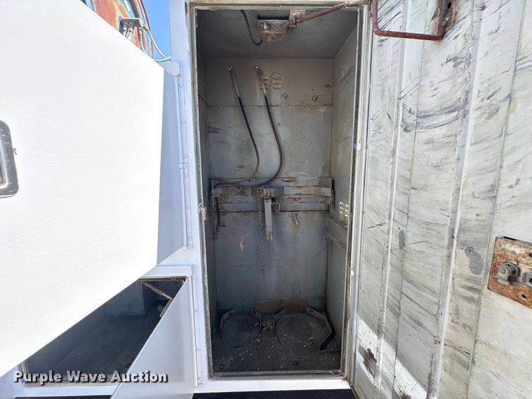 image for item EU7413 2002 International 4700 utility / service truck