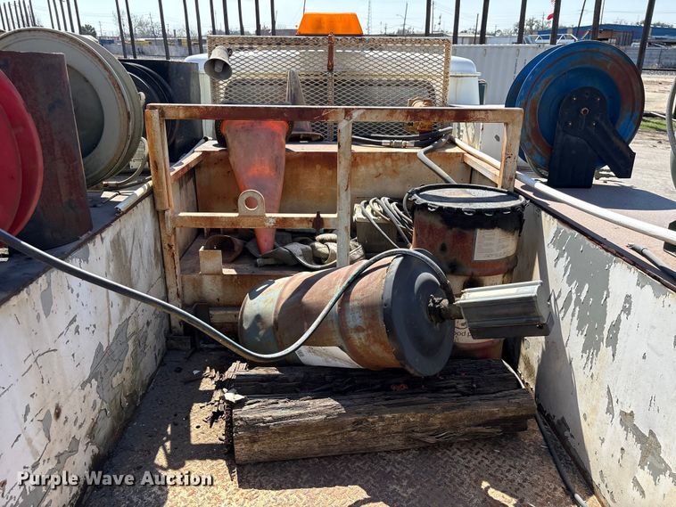 image for item EU7413 2002 International 4700 utility / service truck