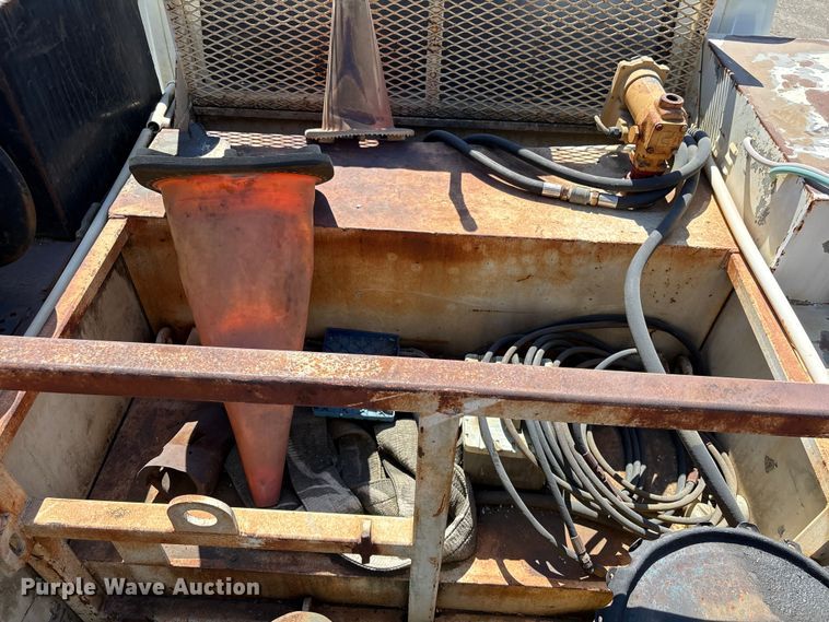 image for item EU7413 2002 International 4700 utility / service truck