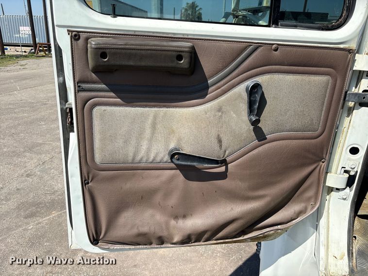 image for item EU7413 2002 International 4700 utility / service truck