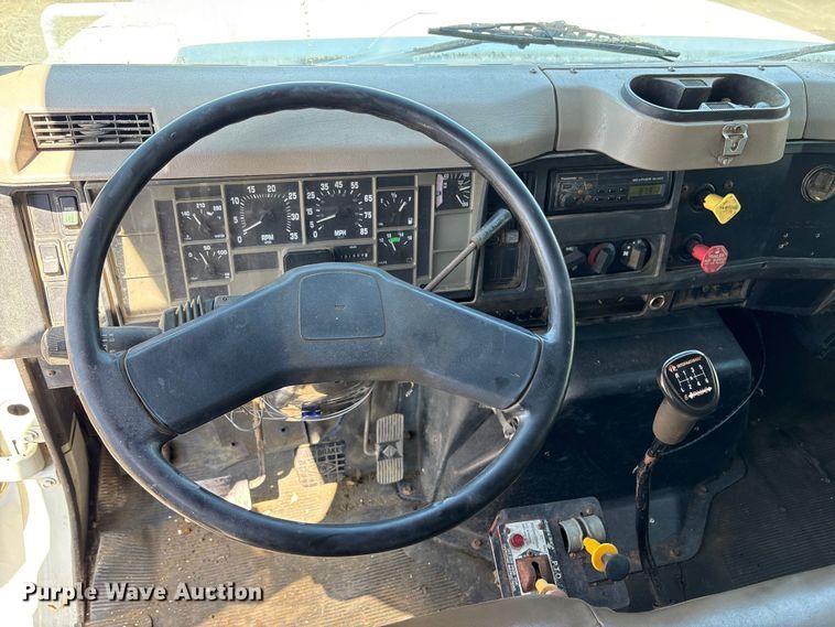 image for item EU7413 2002 International 4700 utility / service truck