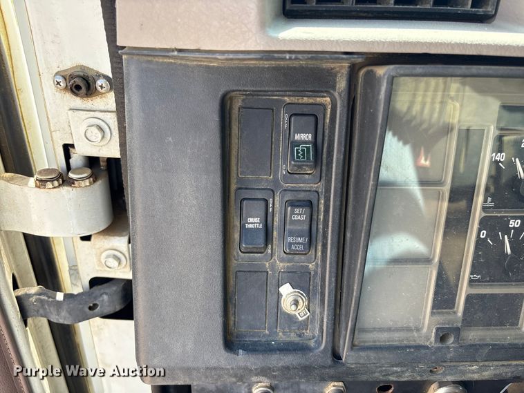 image for item EU7413 2002 International 4700 utility / service truck