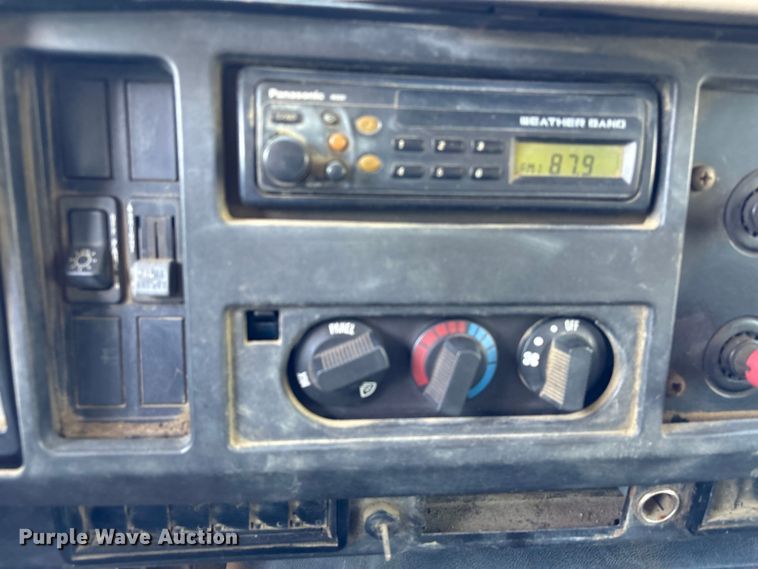 image for item EU7413 2002 International 4700 utility / service truck