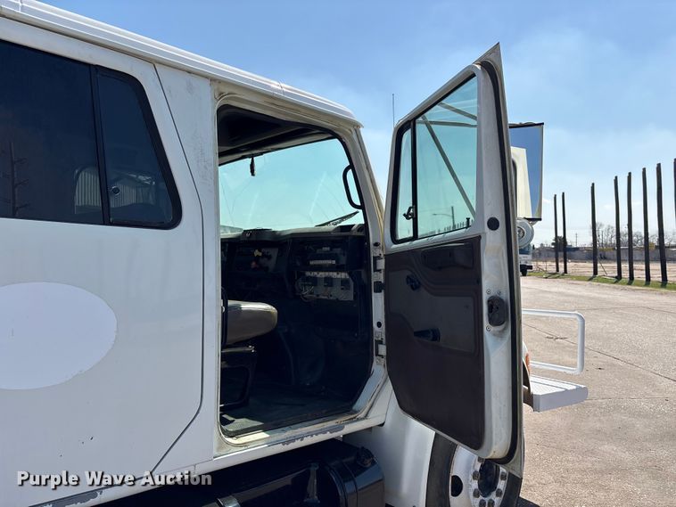 image for item EU7413 2002 International 4700 utility / service truck