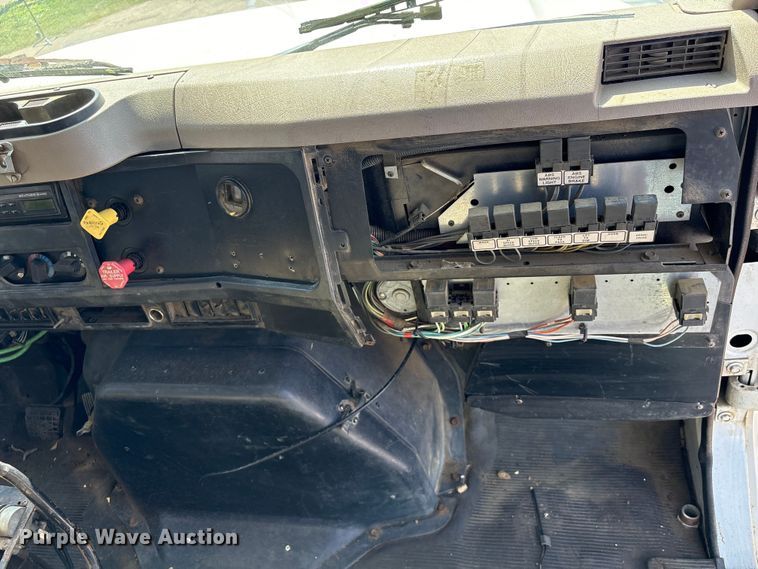 image for item EU7413 2002 International 4700 utility / service truck