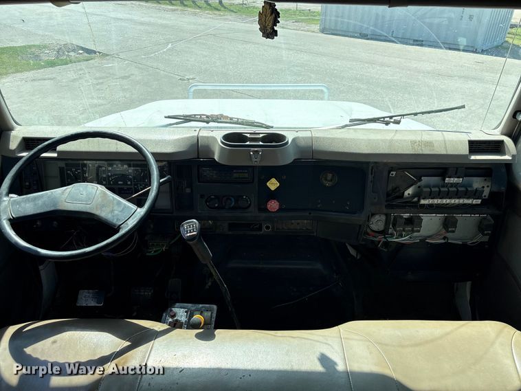 image for item EU7413 2002 International 4700 utility / service truck