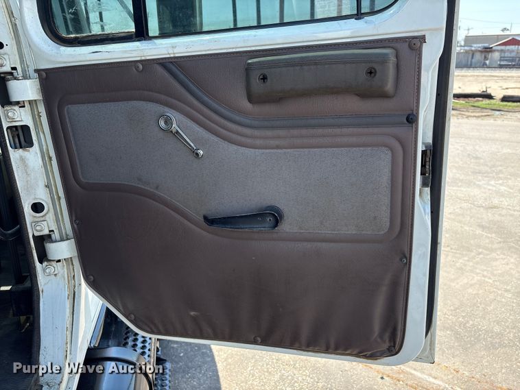 image for item EU7413 2002 International 4700 utility / service truck