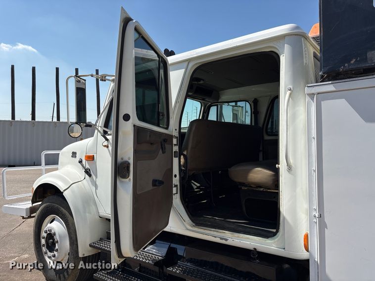 image for item EU7413 2002 International 4700 utility / service truck