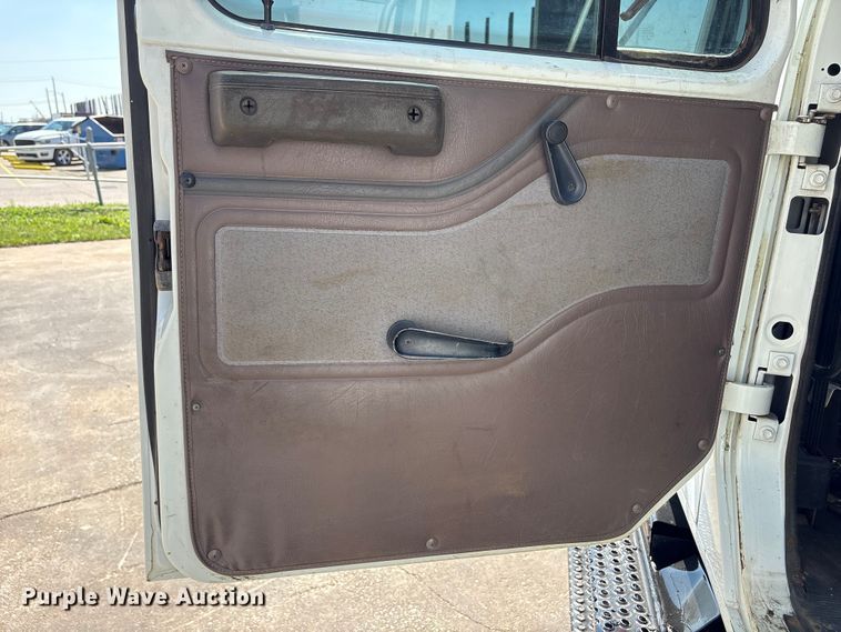 image for item EU7413 2002 International 4700 utility / service truck