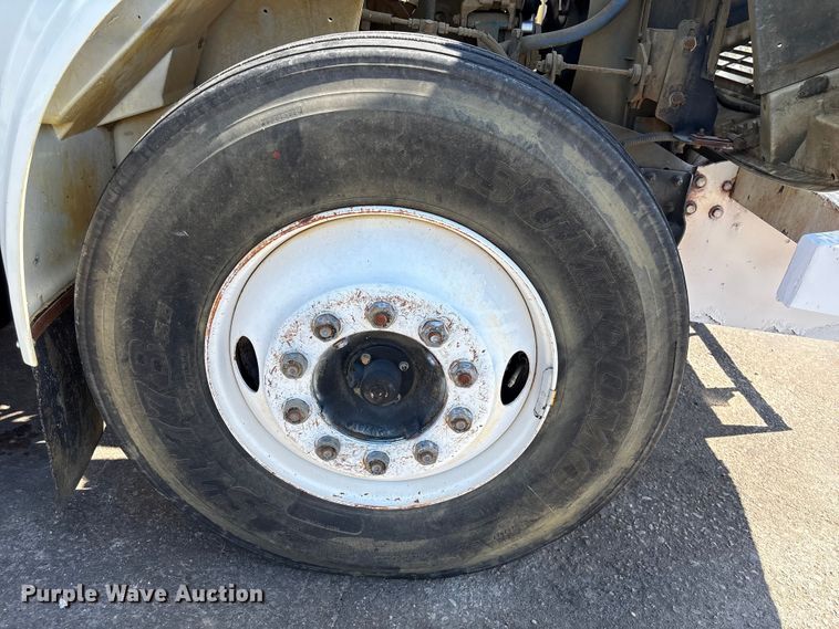 image for item EU7413 2002 International 4700 utility / service truck