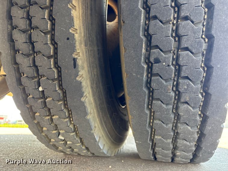 image for item EU7413 2002 International 4700 utility / service truck