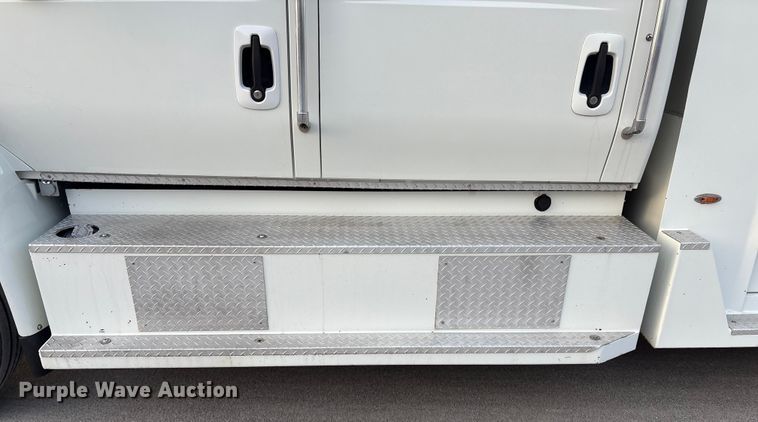 image for item EV2741 2009 International DuraStar 4400 SBA LP Crew Cab flatbed truck