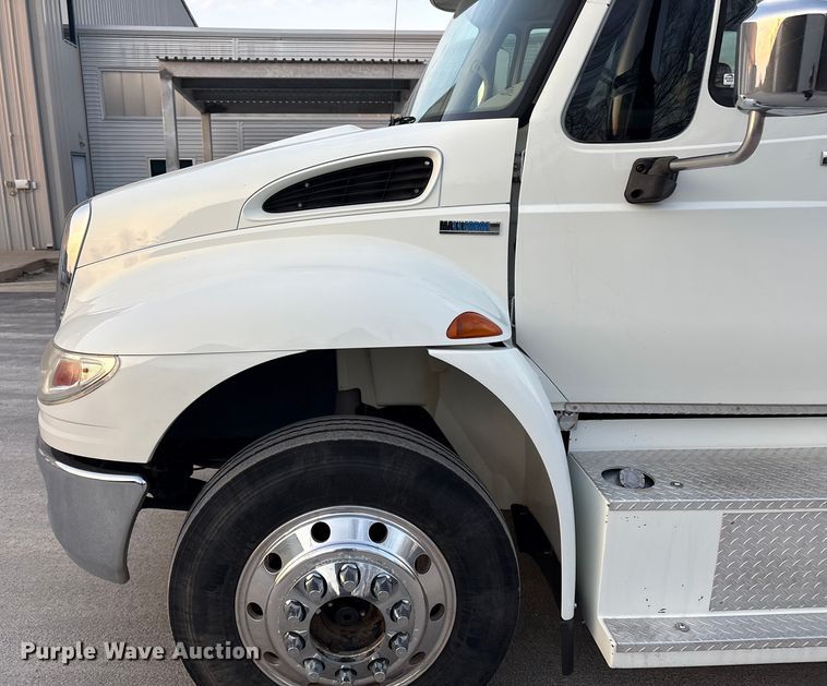 image for item EV2741 2009 International DuraStar 4400 SBA LP Crew Cab flatbed truck