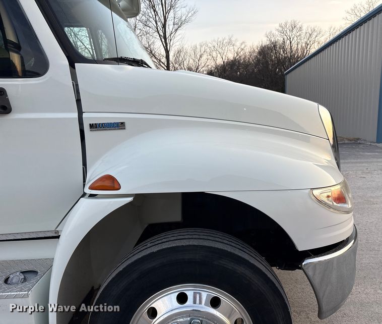 image for item EV2741 2009 International DuraStar 4400 SBA LP Crew Cab flatbed truck