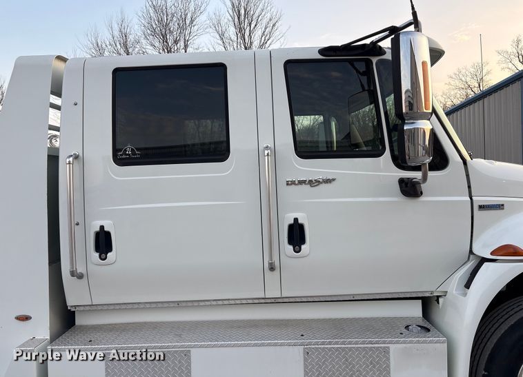 image for item EV2741 2009 International DuraStar 4400 SBA LP Crew Cab flatbed truck