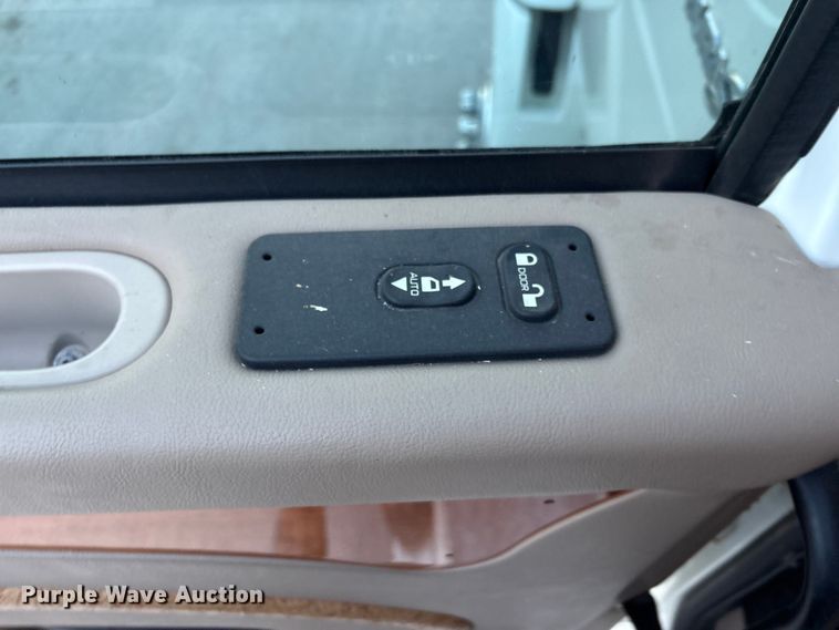 image for item EV2741 2009 International DuraStar 4400 SBA LP Crew Cab flatbed truck