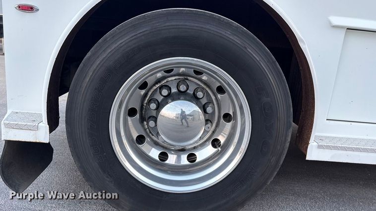 image for item EV2741 2009 International DuraStar 4400 SBA LP Crew Cab flatbed truck