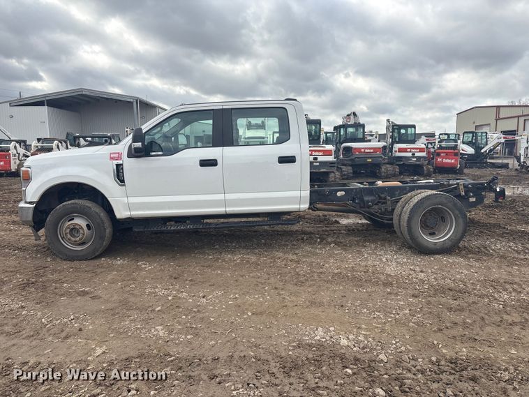 image for item EV2806 2020 Ford F350 Crew Cab pickup truck cab and chassis