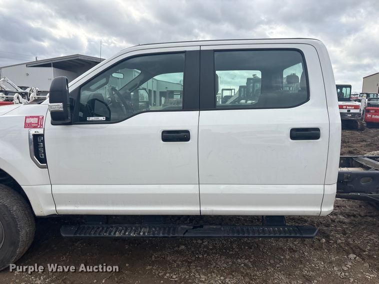 image for item EV2806 2020 Ford F350 Crew Cab pickup truck cab and chassis