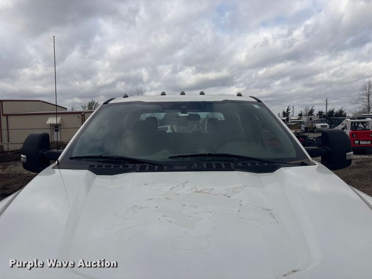 image for item EV2806 2020 Ford F350 Crew Cab pickup truck cab and chassis