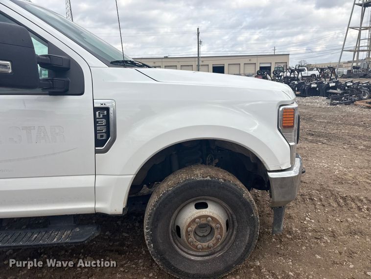 image for item EV2806 2020 Ford F350 Crew Cab pickup truck cab and chassis