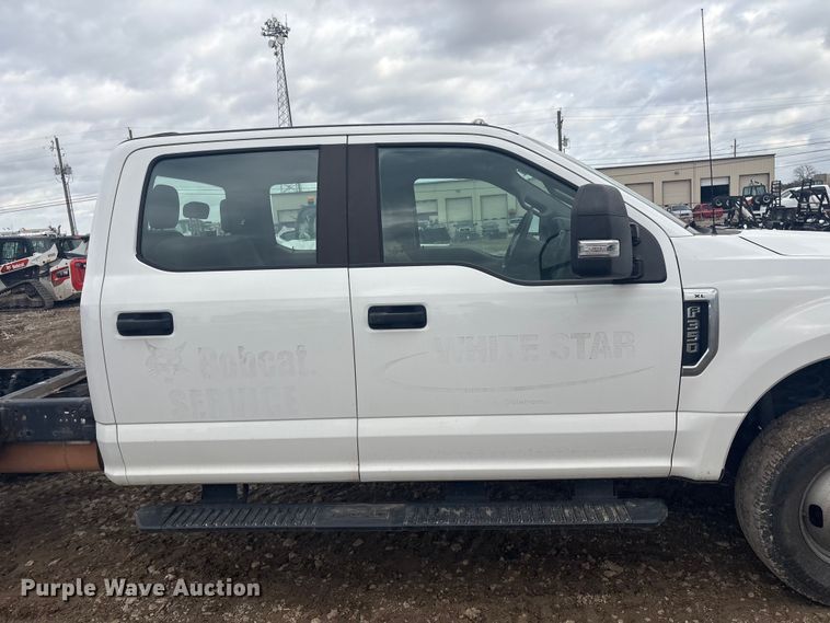 image for item EV2806 2020 Ford F350 Crew Cab pickup truck cab and chassis