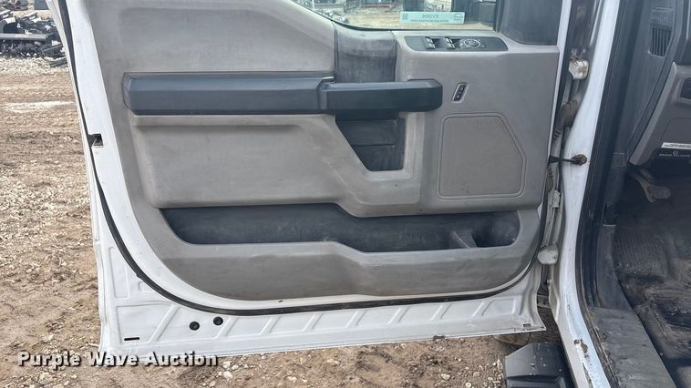 image for item EV2806 2020 Ford F350 Crew Cab pickup truck cab and chassis