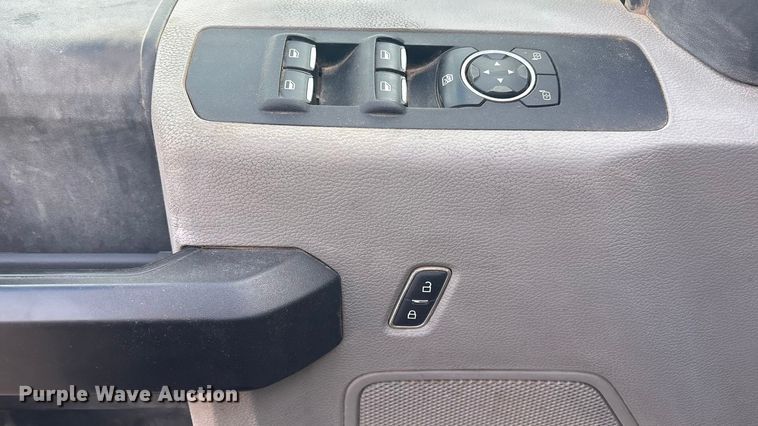 image for item EV2806 2020 Ford F350 Crew Cab pickup truck cab and chassis