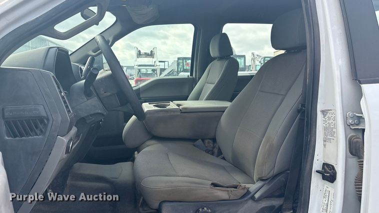 image for item EV2806 2020 Ford F350 Crew Cab pickup truck cab and chassis