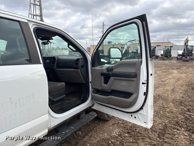 image for item EV2806 2020 Ford F350 Crew Cab pickup truck cab and chassis