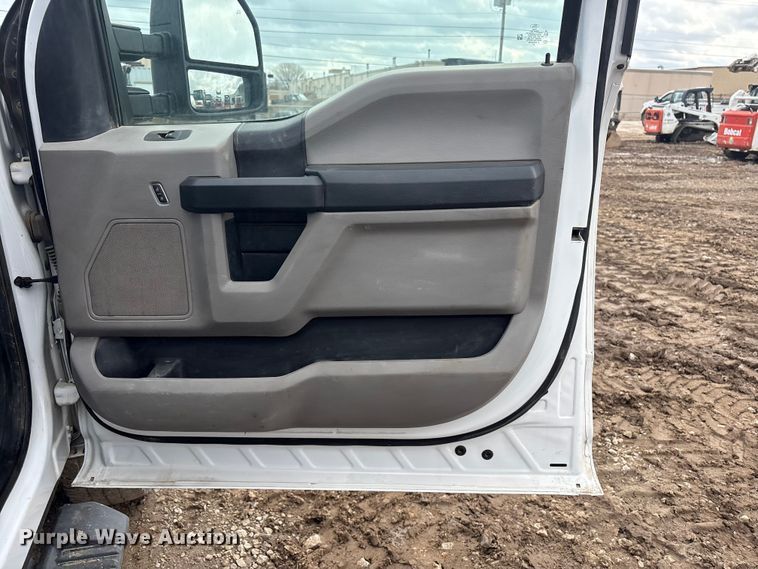 image for item EV2806 2020 Ford F350 Crew Cab pickup truck cab and chassis