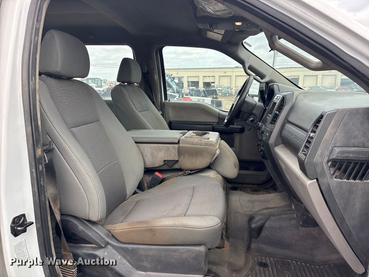 image for item EV2806 2020 Ford F350 Crew Cab pickup truck cab and chassis