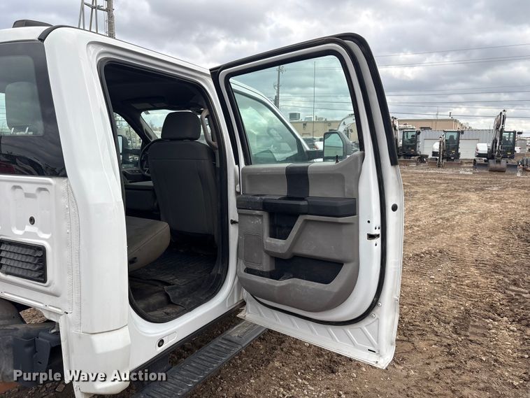 image for item EV2806 2020 Ford F350 Crew Cab pickup truck cab and chassis