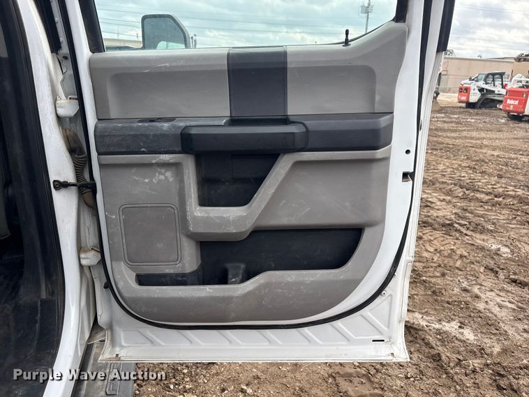 image for item EV2806 2020 Ford F350 Crew Cab pickup truck cab and chassis