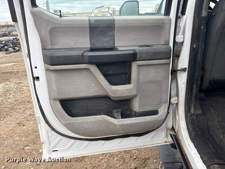 image for item EV2806 2020 Ford F350 Crew Cab pickup truck cab and chassis