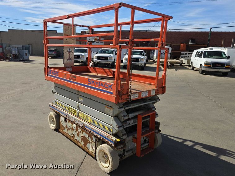 image for item EV5512 2001 Skyjack 4626 scissor lift