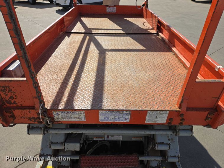 image for item EV5512 2001 Skyjack 4626 scissor lift