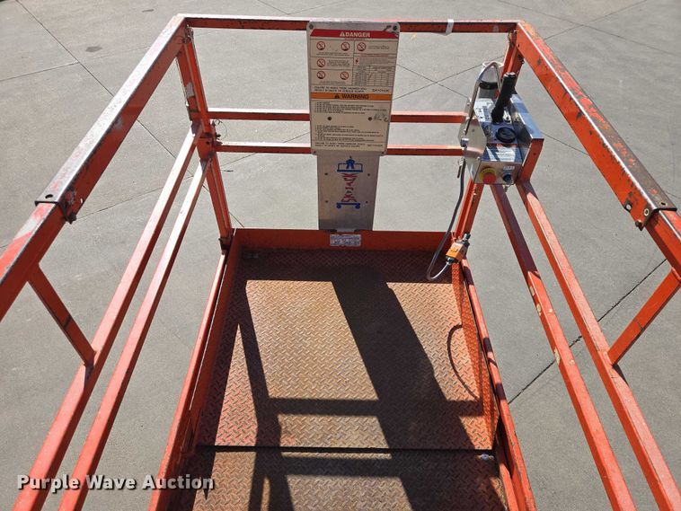 image for item EV5512 2001 Skyjack 4626 scissor lift