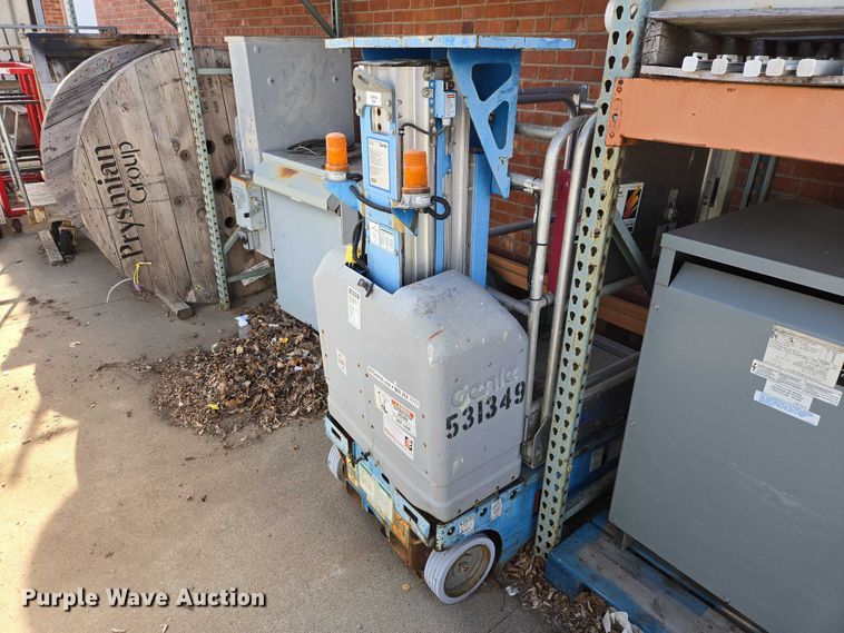 image for item EV5513 2004 Genie GR-12 vertical lift