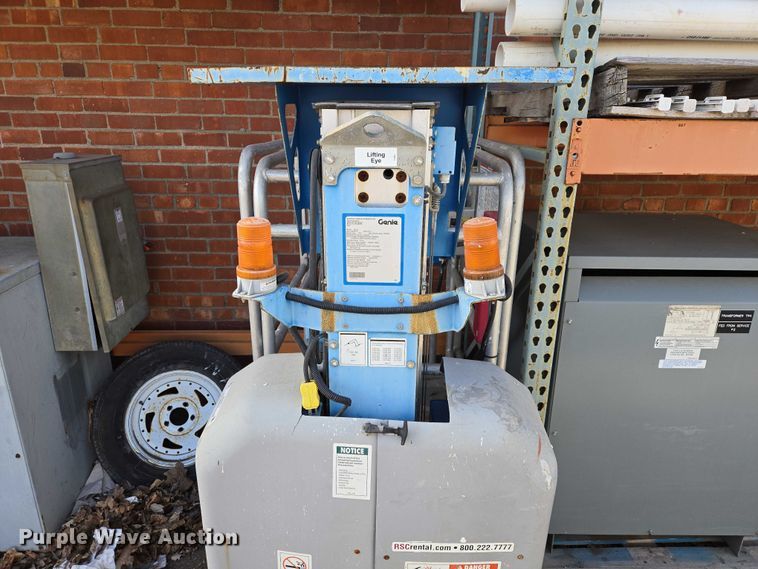 image for item EV5513 2004 Genie GR-12 vertical lift