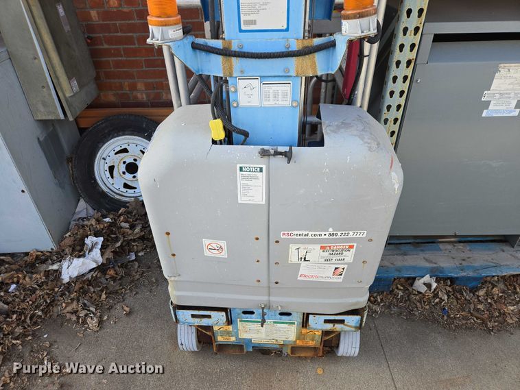 image for item EV5513 2004 Genie GR-12 vertical lift