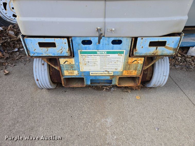 image for item EV5513 2004 Genie GR-12 vertical lift