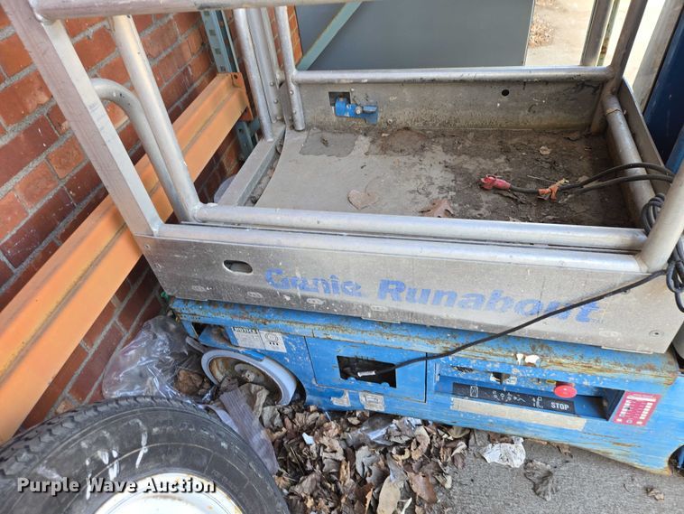 image for item EV5513 2004 Genie GR-12 vertical lift