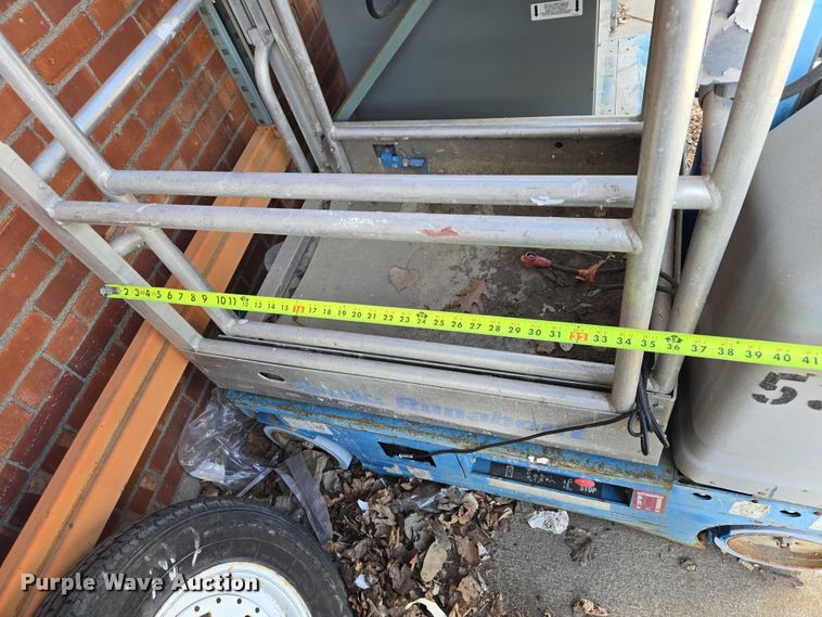 image for item EV5513 2004 Genie GR-12 vertical lift