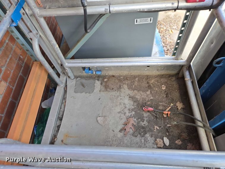 image for item EV5513 2004 Genie GR-12 vertical lift