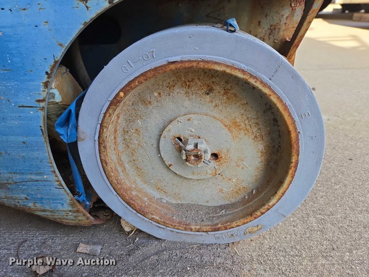 image for item EV5513 2004 Genie GR-12 vertical lift