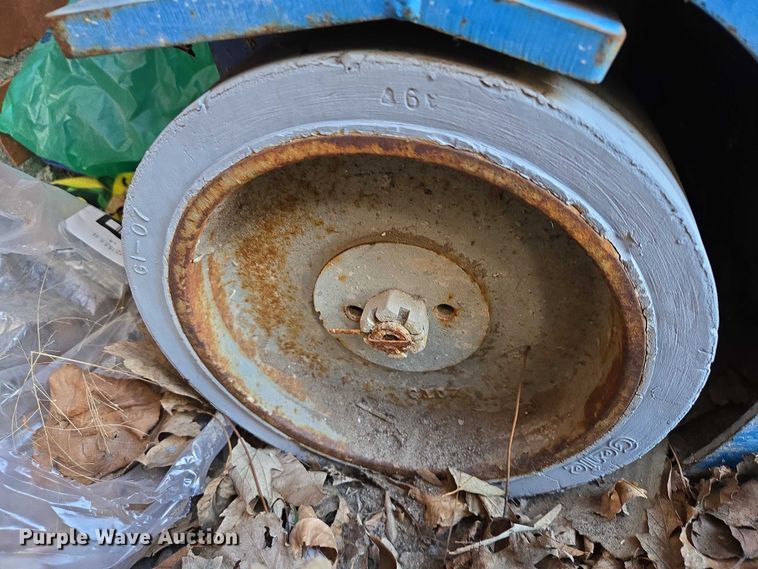 image for item EV5513 2004 Genie GR-12 vertical lift