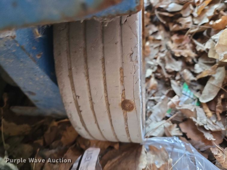 image for item EV5513 2004 Genie GR-12 vertical lift