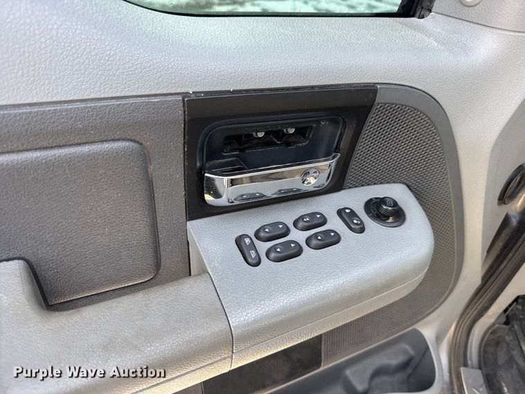 image for item FB0816 2005 Ford F150 Crew Cab pickup truck